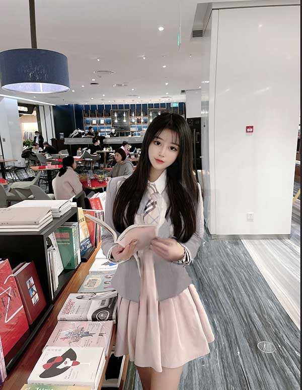 巴黎伴游大学生